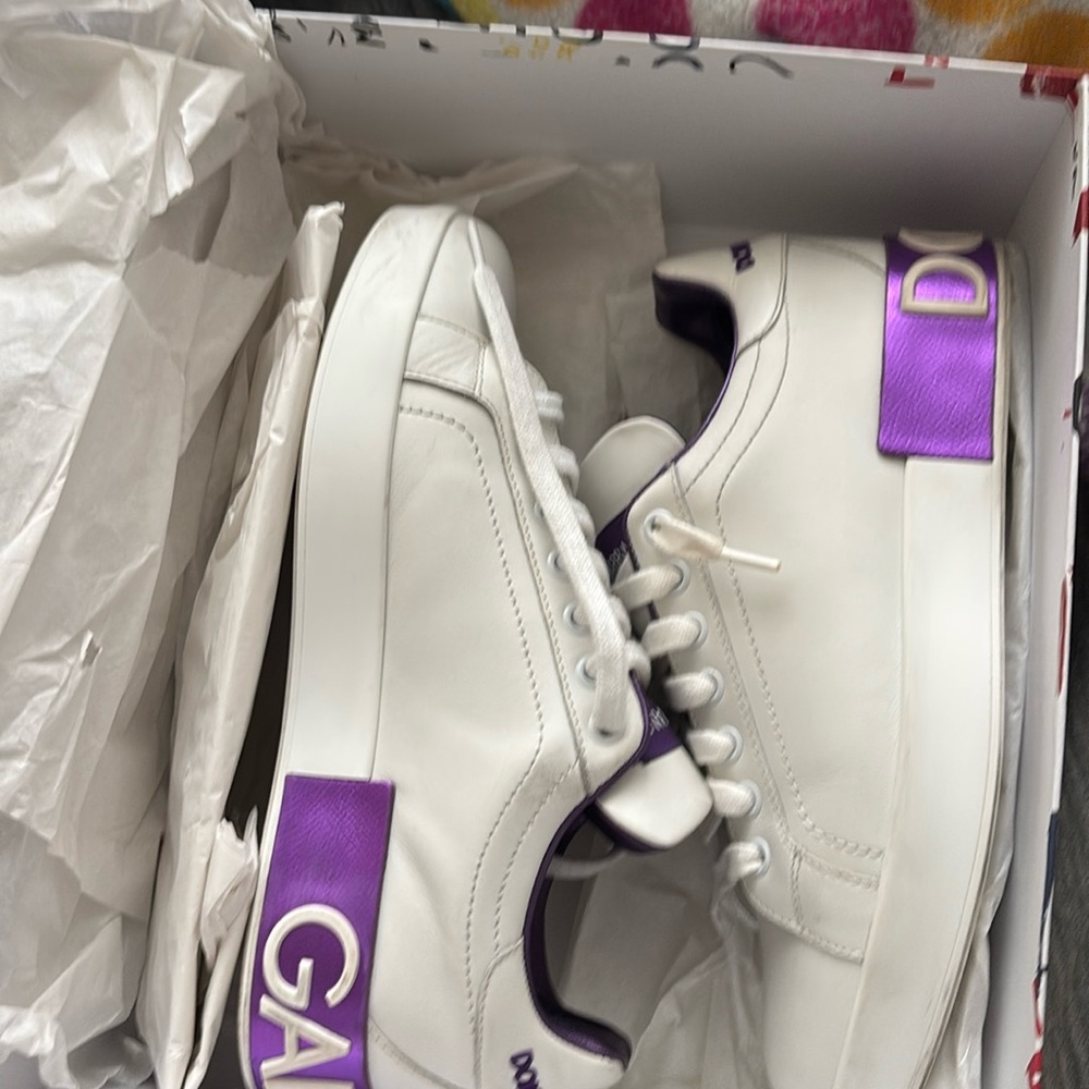 Worn a couple times but stilll in great condition. Comes with box and dust bag